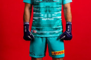 ◆悲報◆浦和レッズのGKユニ、チェルシーと全く一緒(´・ω・`)