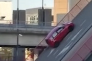 【動画】そりゃ無理だｗｗｗ跳ね上げ橋に挑んだ車がｗｗｗ