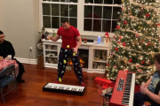 神業すぎる！ジャグリングで定番クリスマスソングを披露する男性