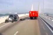 【動画】路肩に停車していた車に2台のバイクが連続で突っ込む事故。