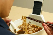 とあるラーメン店、スマホ片手に「ながら食い」する行為を禁止に「魂込めて作っているラーメンが目の前でダメになっていくのは辛い」