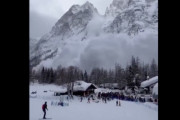 ロッジに集まったスキーヤーの集団が、丸ごと雪崩に呑まれる映像が恐ろしい
