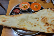 【画像】インドカレーのナン、大きすぎる…こんなのおかわり無理だよぉ