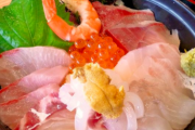 3つの具材で海鮮丼を作ってください