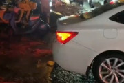 【中国】集中豪雨後の河南省洛陽、下水道が逆流して大量の汚泥が道路を覆いつくす