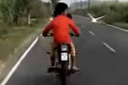 【ペット？】 前方をバイクが走っていた。何だあれ？ → 鳥がずっと横を飛んでいる件…