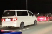 【動画】阪神高速でシャコタンDQNをあおり運転で追い詰めるアルファードキュンが目撃されるｗｗｗ