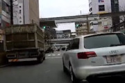 【東京】どっちが悪い？寝転び自転車vsアウディの交通トラブル車載。