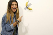 テープで壁に貼っただけのバナナ、アートとして1300万円の値がつく
