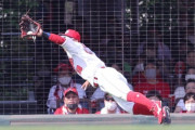 カープ羽月が"空飛ぶ"ファインプレー！巨人ウォーカーの打球をダイビングキャッチ！森下のピンチを救う！！
