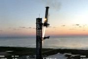 スペースXロケット打ち上げ後、地上発射台で「キャッチ」に初成功…再利用に大きく前進！