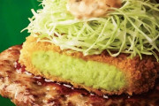 モスバーガーさんとんでもないハンバーガー「とびきりアボカドコロッケ」を作ってしまう