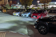 普通さ夜、駐車場で前に居る車が停めるモードに入ったらヘッドライト消すよね？