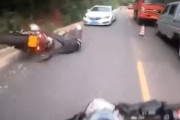 【動画】バイクで山道を飛ばしていた走り屋が車と正面衝突してしまう事故。