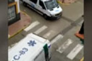 スペイン、新型コロナの高齢患者を乗せた救急車に若者たちが罵声を浴びせながら投石