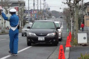 そこらの店舗に雇われている駐車場の交通誘導員って道路走ってる車を旗で停める権利ってあるのか？
