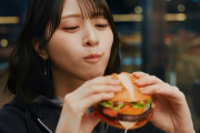 【動画】=LOVE佐々木舞香、マックCM初出演！サムライマックを豪快食い　サムライマック「普通のマックじゃ物足んねえ。」篇