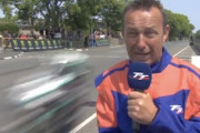 【動画】マン島TTレースのピットレーンレポーターは度胸のいるお仕事（笑）