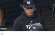 アーロンジャッジ、微妙な表情でベンチをうろうろ