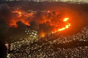 カリフォルニアの大規模な山火事まとめ　戦場のような光景が広がる…