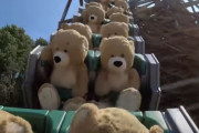 【画像】休園中のテーマパークでジェットコースターを楽しむぬいぐるみ団体客がヤバすぎるｗｗｗｗｗ