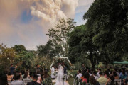 火山が噴煙をあげる中、結婚式を淡々と続けるカップルにビックリ！（フィリピン）