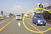 【熊本】小学生がたくさんいる歩道に突撃するヤバすぎる軽自動車が撮影される。