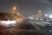 【愛知】雨の東名高速でスリップ事故ドラレコ。左から追い越して行った車が(ﾟoﾟ)