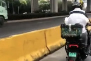 【動画】両腕が無いのにバイクに乗る男が中国で撮影される。
