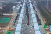 【動画】中国の隔離施設がまたヤバい！高速道路上に隔離ハウスを延々と設置！