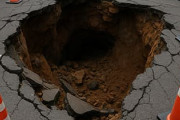 大田区の国道で陥没
