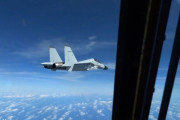 南シナ海で中国軍J-11戦闘機が米軍RC-135偵察機の3メートル以内に異常接近！
