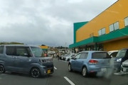 【動画】死亡事故。長野県のスーパーで76歳が運転する車が暴走した事故の映像が投稿される。