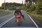 【衝撃】カーブを曲がりきれなかったバイクが正面から突っ込んでくるドラレコ。