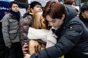 韓国人「日本の大学生が慰安婦少女像を抱きしめて謝罪！「日本の歴史の過ちを素直に認めます」と謝罪する」　韓国の反応