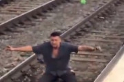 【動画】命を絶とうと線路に飛び込んだ男、ギリギリの所で思いとどまる。