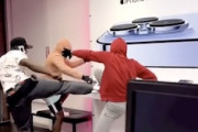 ディスプレイをフルボッコにしてiPhone13Proを略奪する黒人たちの映像。
