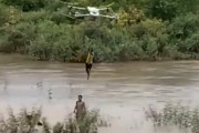 【動画】ベトナム人、川に取り残された子供をドローンで救出