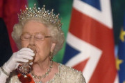 イギリス最強のエリザベス女王、大好きな晩酌を止めるよう忠告されてしまう(´；ω；｀)