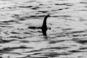 【イギリス】ネッシー、空と水上から半世紀ぶりに大捜索
