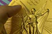 【悲報】東京五輪の金メダル、指でこするだけでボロボロに剥がれ落ち「品質が悪い」「チョコレートなの？」と中国でバカにされてしまう