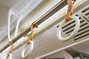 【悲報】満員電車の吊り革マン、ガチでウザ過ぎるｗｗｗｗｗｗｗｗ