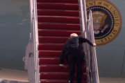 【動画・画像】バイデン大統領、エアフォースワン搭乗前に2度もこけるwww
