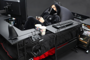 「ゲーミングベッド」誕生！ゲーム、食事、睡眠がこれひとつでバッチリ！