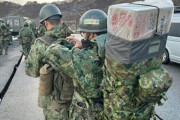 「一般人には通行不能」自衛隊の物資輸送にネット驚愕…孤立地域への悪路を徒歩で前進！