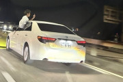 走行中の車から「箱乗り」で花火観覧、危険行為に批判殺到