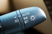 「オートライト」の義務化　新車は「消えないライト」が増加、ライトのオフできないのは何故？