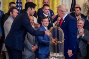 海外「大谷たちのおかげで勝った」トランプがドジャースのWS連覇を祝福して海外大騒ぎ！（海外の反応）
