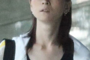 【悲報】吉澤ひとみさん、道端で撮られた写真でうっかり美貌を見せてしまう