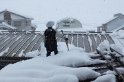屋根で雪下ろしをしていた男性、雪に刺したスコップの柄にフードが引っかかって窒息死してしまう…
